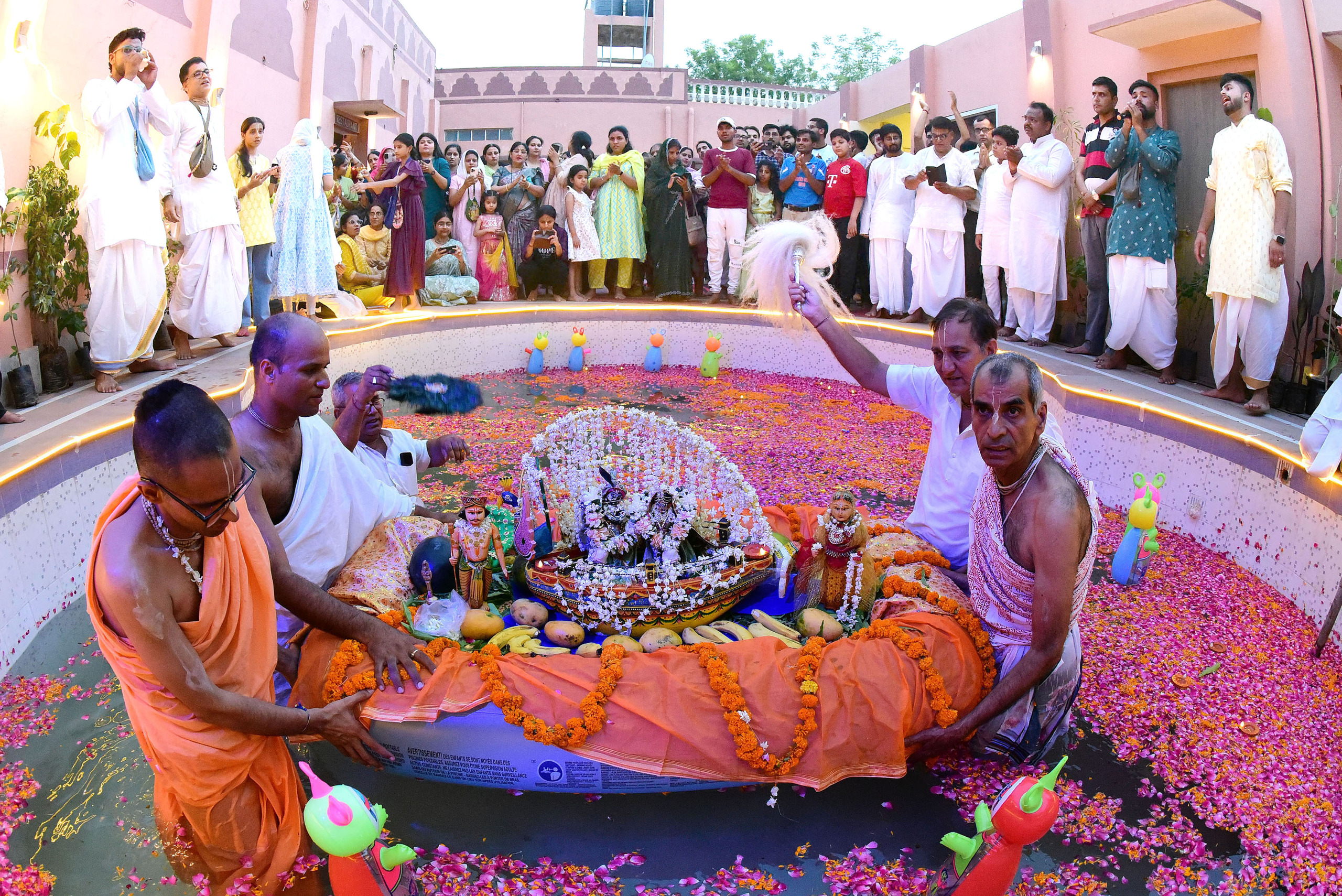 इस्कॉन बीकानेर ने कराया राधा श्यामसुंदर का भव्य नौका विहार, भक्ति और उल्लास से गूंजा माहौल