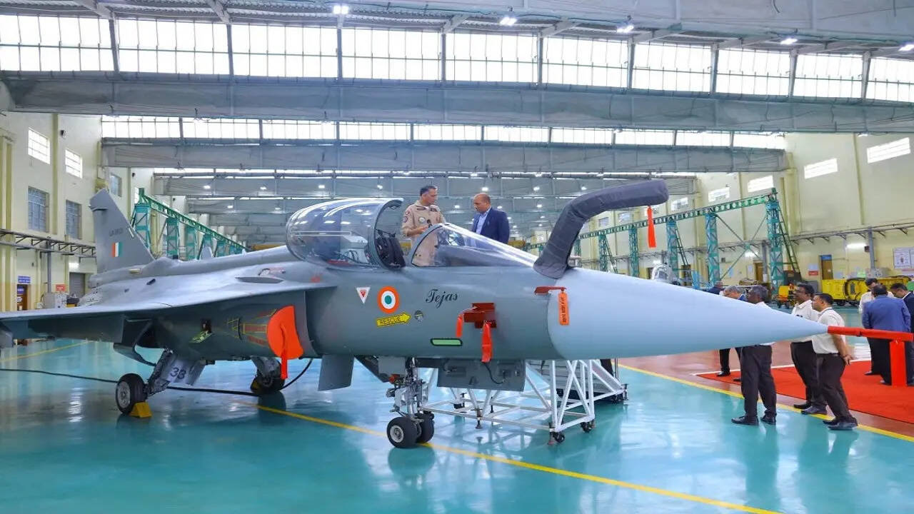 अब और नहीं रुकेगा ‘तेजस’, निजी हाथों से HAL को मिली पहली फ्यूज़लेज